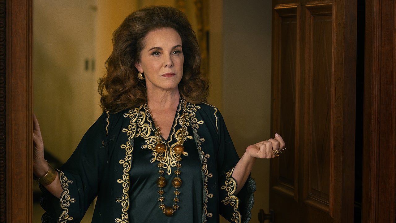 Elizabeth Perkins Talks Joining 'Minx' and Being Covered in Naked Men